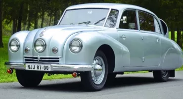 Первый автомобиль с поворачивающимися по направлению движения фарами